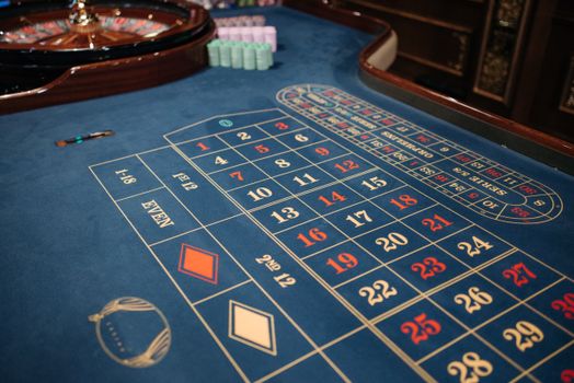 Choosing the Perfect Casino Game: Live Dealers or Online Slots?